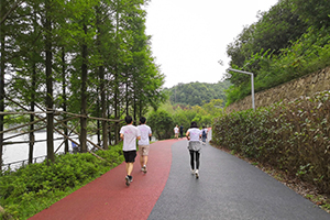 跑起來！尖山湖跑道上的“紫一人”！